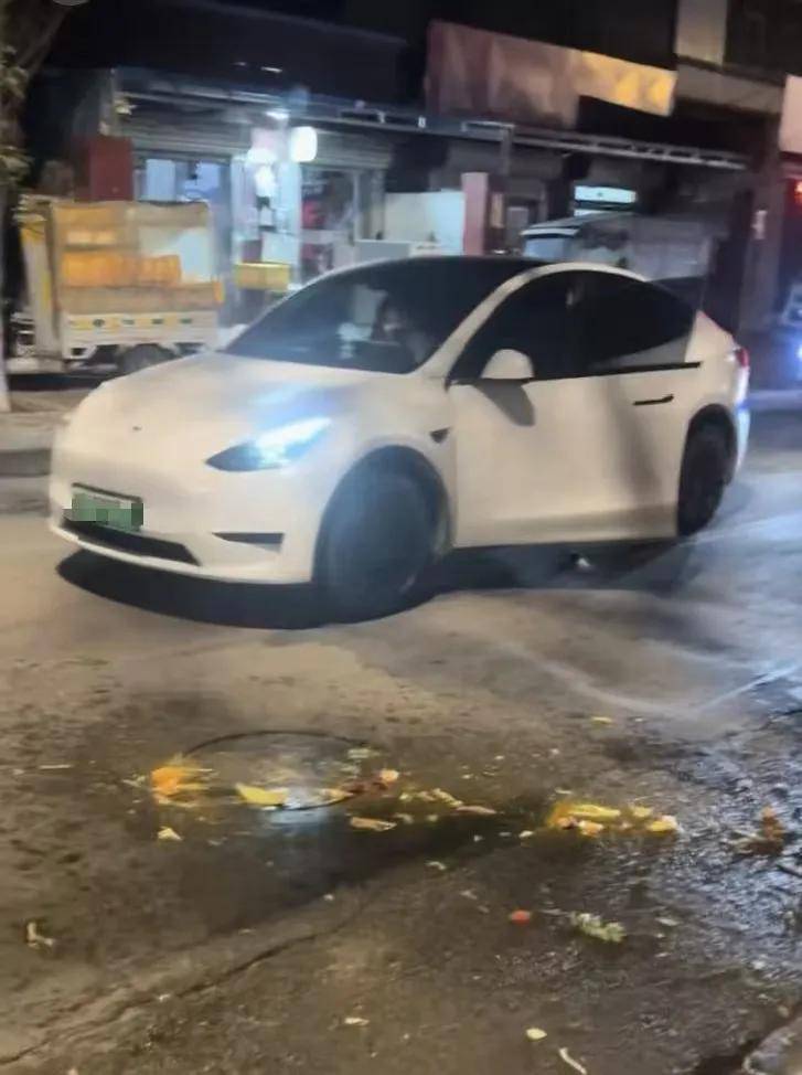 河北一汽车在查酒驾时强行倒车逃离，撞上三轮和特斯拉，当地警方：正在追查