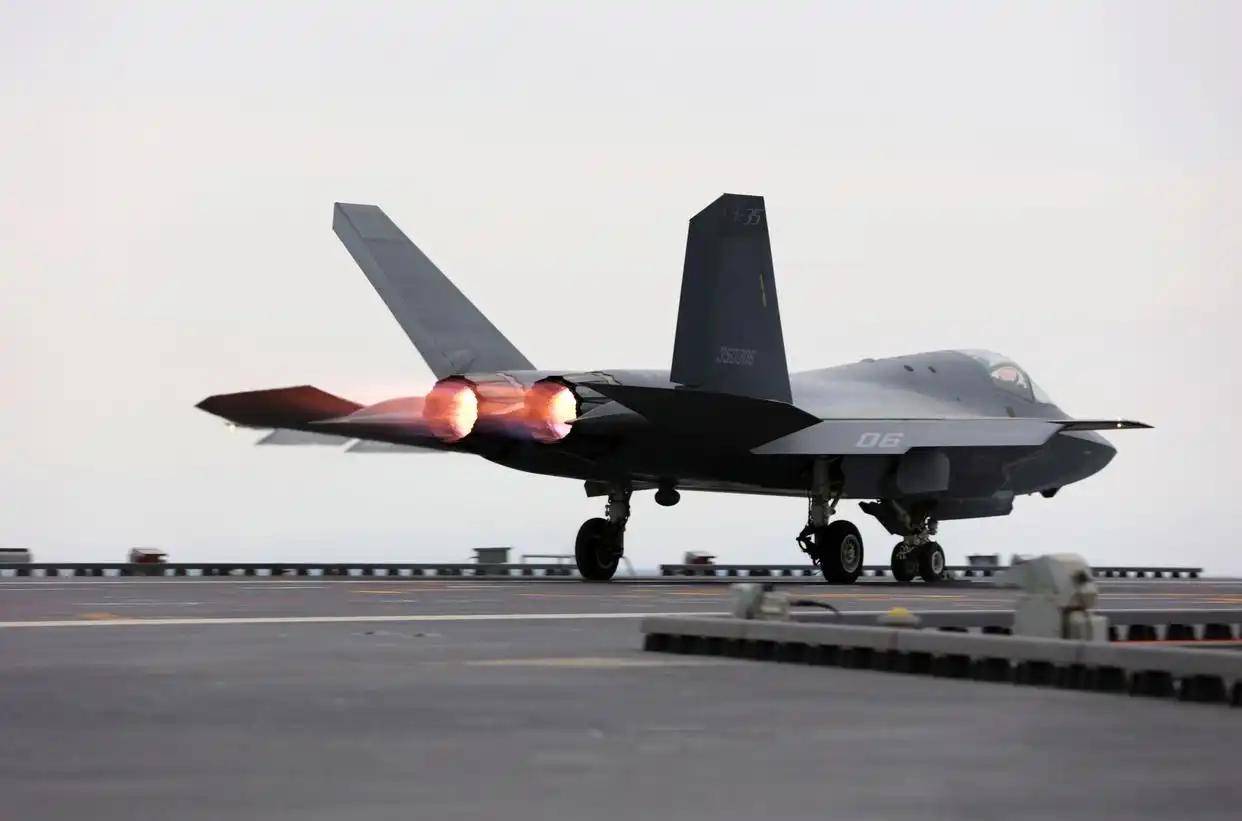 现场高清大图!一起感受舰载机弹射起飞“首秀”震撼瞬间