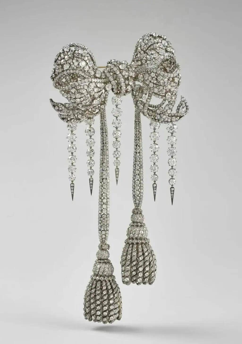 卢浮宫被盗的珠宝中，有拿破仑送给妻子的爱情信物