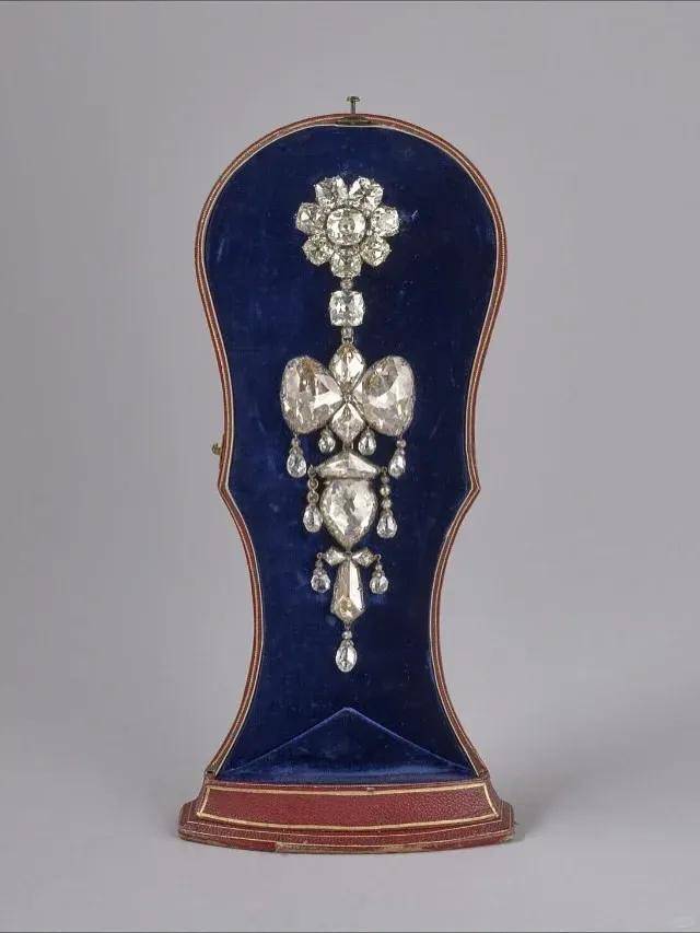 卢浮宫被盗的珠宝中，有拿破仑送给妻子的爱情信物